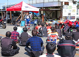 秋吉さん(全日本&8耐チャンピオン)を招いてのレーシングスクール開催